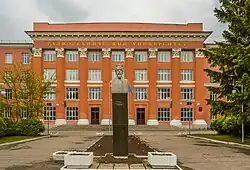 Бюст А. С. Попова у входав РГРУ