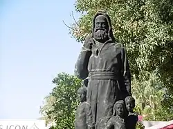 Памятник на площади перед церковью Святого Николая в Демре