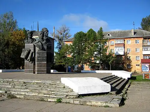 Памятник «Три головы» и дом № 52/27