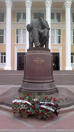 Памятник Гаджибекову перед зданием Бакинской музыкальной академии в День национальной музыки