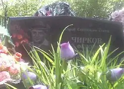 Памятник на могиле на сельском кладбище.