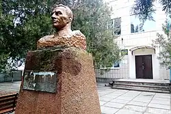 Памятник Валерию Чкалову возле сельсовета