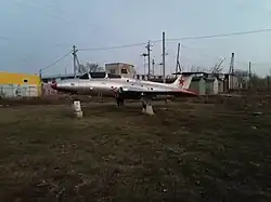 Памятник авиаторам (самолёт Aero L-29 Delfin).