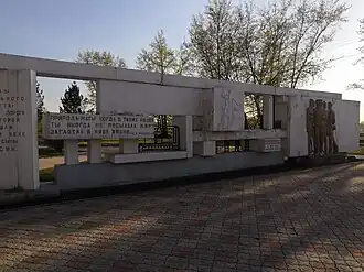 Вид на памятник со стороны улицы Московской