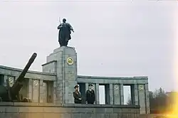 Мемориал павшим советским воинам в Тиргартене. Комбриг А. Дорофеев и лучший командир взвода бригады лейтенант Ильин. Германия, Западный Берлин, 1981 год.