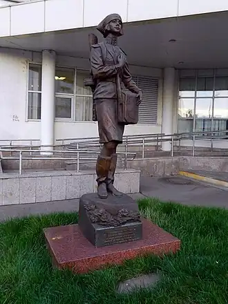 Памятник фронтовой медсестре