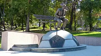 Памятник В. Лобановскому у стадиона «Динамо»