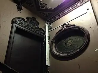 Цветочные мотивы сохранившихся витражей