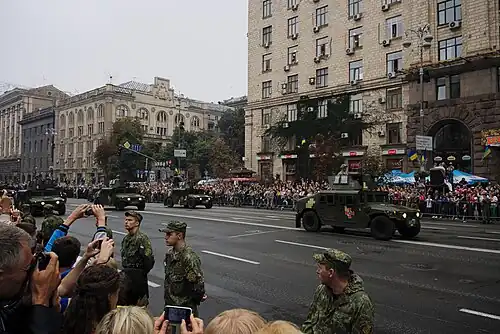 Колонна HMMWV M1114 UAH 80-й аэромобильной бригады проходит по Крещатику на параде в честь Дня независимости Украины, Киев, 24 августа 2016 года