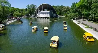 Вид на озеро в парке «Глобы»