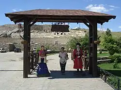 Деревянные входные ворота в парк «Лога»