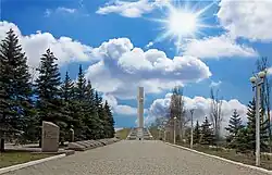 Вид на памятник «Журавли»