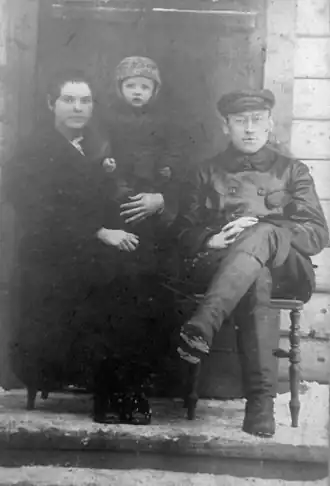 Парторг стройки с семьёй. Свирьлаг. 1930-е годы