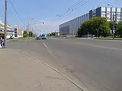 Перекрёсток Полярного проезда и продолжения Широкой улицы (Полярный проезд проходит поперёк)