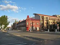 у пересечения с Комсомольским проспектом