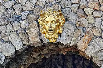 Маскарон над средней аркой по рисунку А. И. Штакеншнейдера