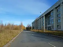 Вид в сторону Университетского проспекта. Справа — здание Института химии СПбГУ