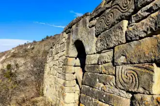 Петроглифы в виде бесконечности, встречающиеся на аланских пряжках