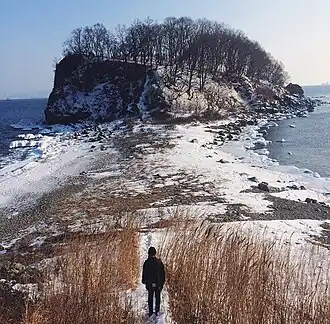 Вид на скалу Бахирева и перешеек зимой