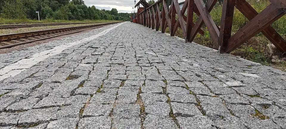 При реконструкции под «Орланы» (2020-2023 гг.) пассажирская платформа вымощена брусчаткой