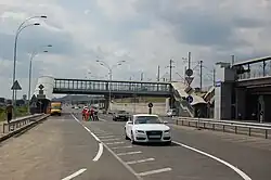 Пешеходный переход через автодорогу около платформы