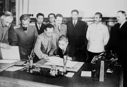 Подписание договора в Кремле. Подписывает Ван Шицзе, справа от него стоят Сталин и Молотов