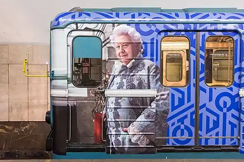 Изображение Олега Табакована внешней стороне вагона