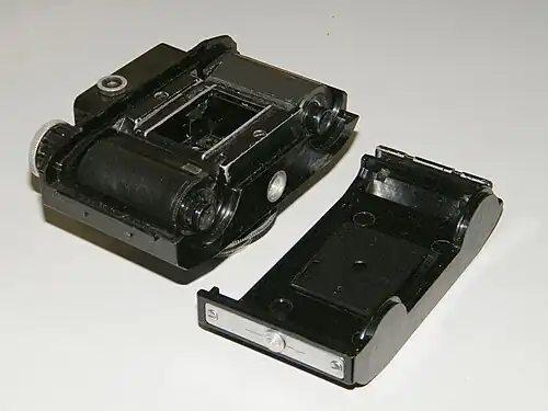 Задняя стенка снята, вставлены две кассеты