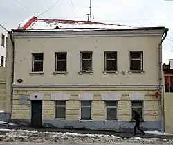 Сохранившийся дом жилого подворья с лавками, построенный Н. З. Хитрово на площади. В основании — остатки стен XVII века Певческих палат подворья Крутицкого митрополита.