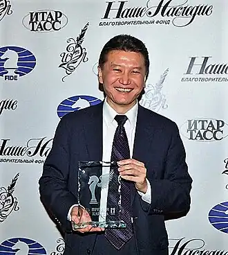 Бывший президент ФИДЕ Кирсан Илюмжинов со статуэткой «Каисса» в 2012 году