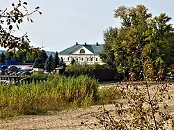 Начало полуострова с пляжем на косе и видом на основную часть