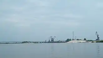 Причалы пос. имени Тельмана и Хабаровский мост, вид с акватории Амура