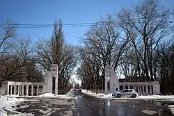 Пропилеи на въезде в аэропорт