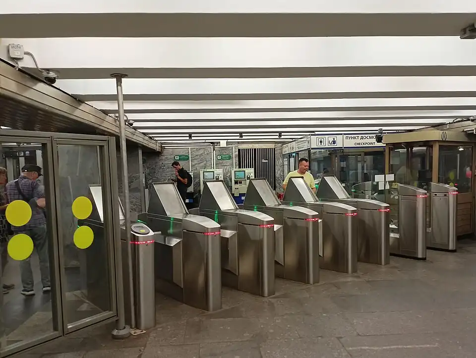 Турникеты в восточном вестибюле