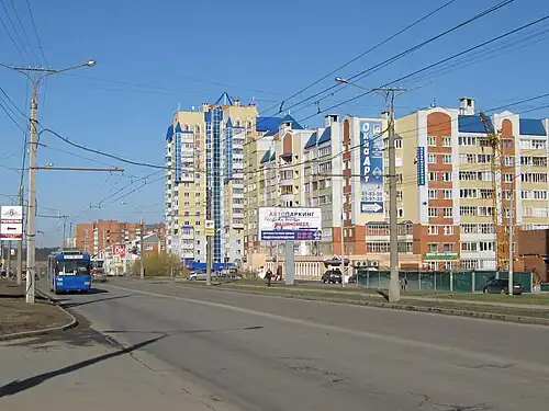 Вид на начало проспекта в 2010 году. На заднем плане — дома № 40/1 и 38/2.