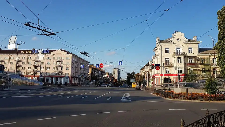 в направлении площади Пять угловслева гостиница «Украина»