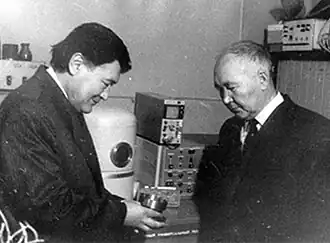 Профессоры К. К. Кадыржанов и А. К. Жетбаев в институте ядерной физики