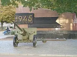 Пушка справа от начала аллеи