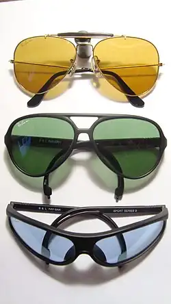 Те же очки под люминесцентной лампой