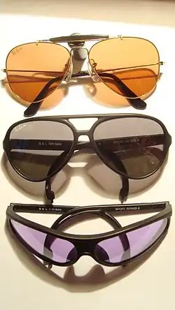 Разноцветные неодимовые очки под лампой накаливания