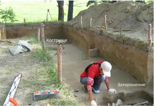 Раскоп со вскрытым костровищем и захоронением