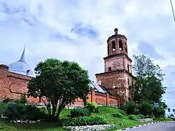 Вид с улицы Свердлова на надвратную церковь Распятского монастыря