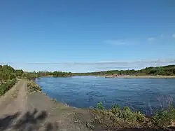 Река Гур ниже моста на автодороге Хабаровск — Комсомольск-на-Амуре. Правый берег (справа) — Комсомольский район, левый берег (слева) — Амурский район.