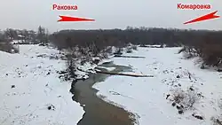 Место впадения Раковки в Комаровку, вид с моста вверх по течению.