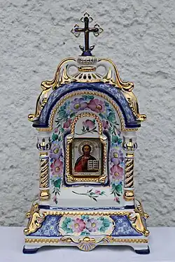 Русская икона Господь вседержитель. Гжель — русский народный промысел. Россия.