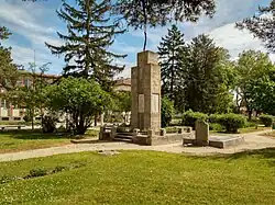 Военный паметник в начале парка в центре