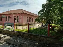 Детский сад, сфотографированный на обочине дороги