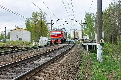 ЭТ2Л проследует платформу без остановки в сторону платформы Новая Охта