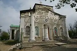 Поврежденная из-за падения колокольни в 2004 году западная часть храма - портик