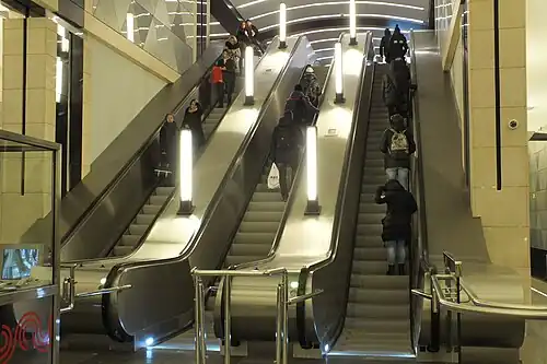 Эскалаторы на станции